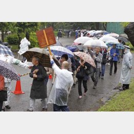 初公判の傍聴券を求め長蛇の列が（Ｃ）日刊ゲンダイ