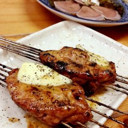 「もつ焼でん」の『タン刺し』と『ブレンズ』／（Ｃ）日刊ゲンダイ