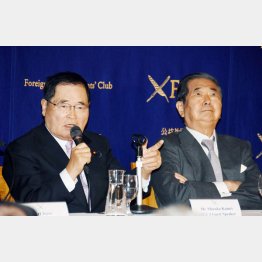 １９日、会見する亀井静香氏と石原慎太郎氏（Ｃ）日刊ゲンダイ