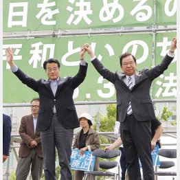 「有明反安倍4万人護憲派集会」での民進党の岡田代表（左）と日本共産党の志位委員長／（Ｃ）日刊ゲンダイ