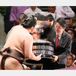 ２２日は国技館へ（Ｃ）日刊ゲンダイ