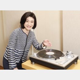 自慢のターンテーブルを前に（Ｃ）日刊ゲンダイ