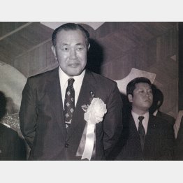 後ろが若き日の小沢一郎（提供写真）