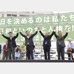 野党共闘の威力（左から民進党・岡田代表、共産党・志位委員長、社民党・吉田党首、生活の党・小澤代表）／（Ｃ）日刊ゲンダイ