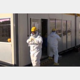 福島第一構内の作業員（東京電力提供）