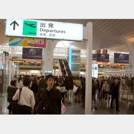 羽田国際空港の出発ロビー（Ｃ）日刊ゲンダイ