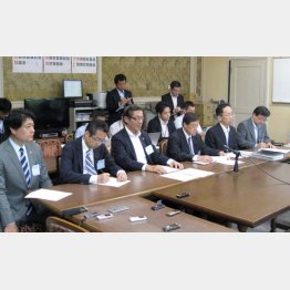 「期限は言えない」と語った平岡専務理事（左から３人目）（Ｃ）日刊ゲンダイ