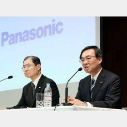パナソニックの津賀社長（右）と河合専務（Ｃ）日刊ゲンダイ