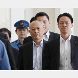 ＳＰを引き連れ本会議場へ向かう舛添都知事（Ｃ）日刊ゲンダイ