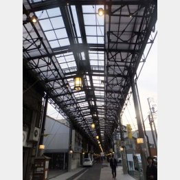 四間道近くのアーケードの天上を見上げる（Ｃ）日刊ゲンダイ