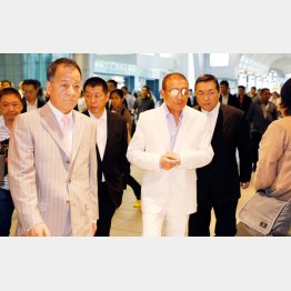 ５日の司忍組長（脇を固める橋本統括委員長＝右、「司興業」の森組長＝左）／（Ｃ）日刊ゲンダイ