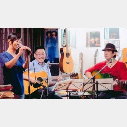 マスターのＳＡＤＡさん（右）とママのまゆみさん（左）／（提供写真）