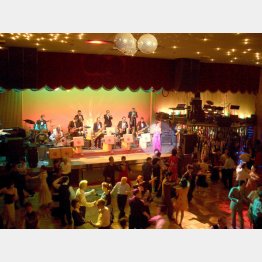 盛り上がる「ダンスホール新世紀」／（提供写真）