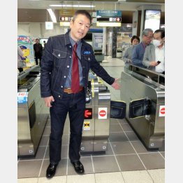 ジーンズ姿で働くＪＲ児島駅の向川傑駅長（Ｃ）日刊ゲンダイ