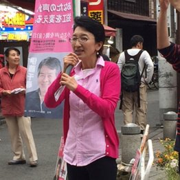 街頭に立った平井里美候補（Ｃ）日刊ゲンダイ