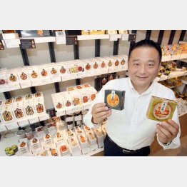 本社ビル１階のセレクトショップ「ＲＯＪＩ日本橋」にて（Ｃ）日刊ゲンダイ