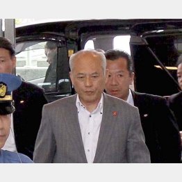 １５日午前、登庁した舛添都知事（Ｃ）日刊ゲンダイ