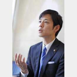 現在２期目の鈴木直道氏（Ｃ）日刊ゲンダイ
