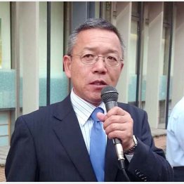 街頭に立つ下町（提供写真）