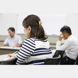 もー、ムダ話長過ぎ…（Ｃ）日刊ゲンダイ