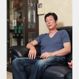 自身の少年時代を振り返る茂治さん（Ｃ）日刊ゲンダイ