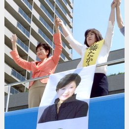 小池百合子元防衛相（左）と公明党の伊藤たかえ候補／（Ｃ）日刊ゲンダイ