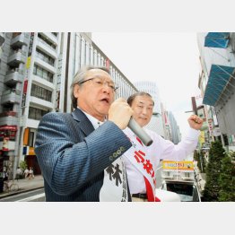 銀座で声を張り上げた小林節氏（Ｃ）日刊ゲンダイ