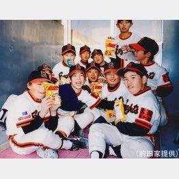 入団当時の前田と仲間たち（前田家提供）