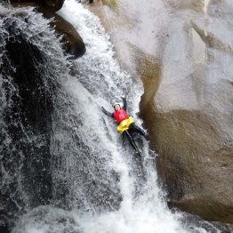 自然のウオータースライダー「キャニオニング」／（Ｃ）日刊ゲンダイ