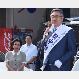 微妙な距離感が…（Ｃ）日刊ゲンダイ