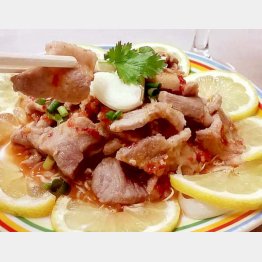 「Ｊ’ｓ　Ｓｔｏｒｅ」の『豚しゃぶのライム辛いサラダ』／（Ｃ）日刊ゲンダイ