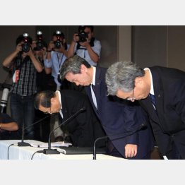 不祥事企業がターゲット（写真は東芝の会見）／（Ｃ）日刊ゲンダイ
