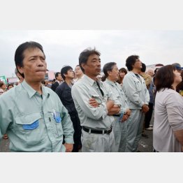 山形県民は自民党に「ＮＯ」をつきつけた（月野候補の街頭演説を聞く人たち）／（Ｃ）日刊ゲンダイ