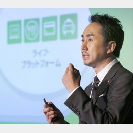 上場会見で上機嫌な出沢社長（Ｃ）日刊ゲンダイ