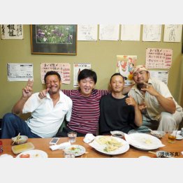 宮城の漁師と（左から２人目が野本社長）（提供写真）