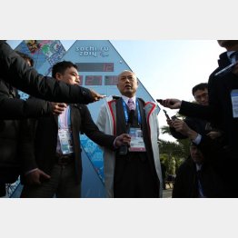 ソチ五輪視察出張は３１４８万円（現地で記者団に囲まれる舛添都知事＝当時）／（Ｃ）日刊ゲンダイ