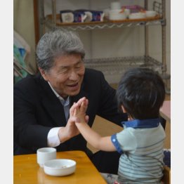 ２０日には保育所を視察（Ｃ）日刊ゲンダイ