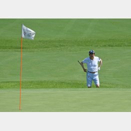 夏休みにゴルフを楽しむ安倍首相（Ｃ）日刊ゲンダイ