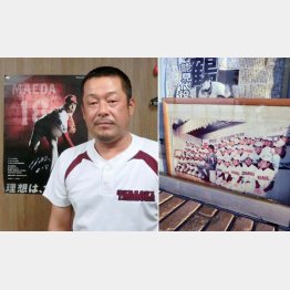 忠岡ボーイズの門田義人監督（左）と忠岡ボーイズに置かれている前田の写真（提供写真）