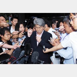 ぶら下がり取材は黒山の人だかり（Ｃ）日刊ゲンダイ