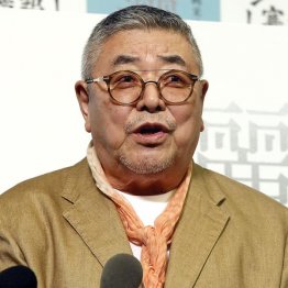 撮影の合間にウンチクを披露（Ｃ）日刊ゲンダイ