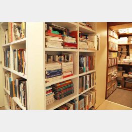 書棚の中には写真集や図録がぎっしり（Ｃ）日刊ゲンダイ