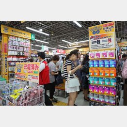 電池売り切れ続出！バッテリー売り場に客が殺到！！（ビックカメラ有楽町店＝２９日）／（Ｃ）日刊ゲンダイ