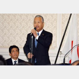 自民党両院議員総会であいさつする甘利氏／（Ｃ）日刊ゲンダイ