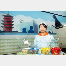 銭湯ペンキ絵職人の田中みずきさん（Ｃ）日刊ゲンダイ