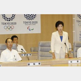 小池知事を後方支援する野田数特別秘書（左から２番目）（Ｃ）日刊ゲンダイ