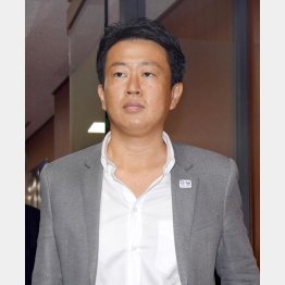 シャツがはだけすぎの野田特別秘書（Ｃ）日刊ゲンダイ