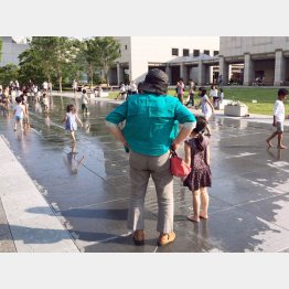 孫の顔を見せるだけじゃない…（Ｃ）日刊ゲンダイ