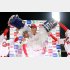 お立ち台でアイスバケツの祝福を受ける菊池（左）と新井（Ｃ）日刊ゲンダイ