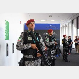 警備要員はライフルを手にし“見せる警備”で威嚇（Ｃ）ＪＭＰＡ